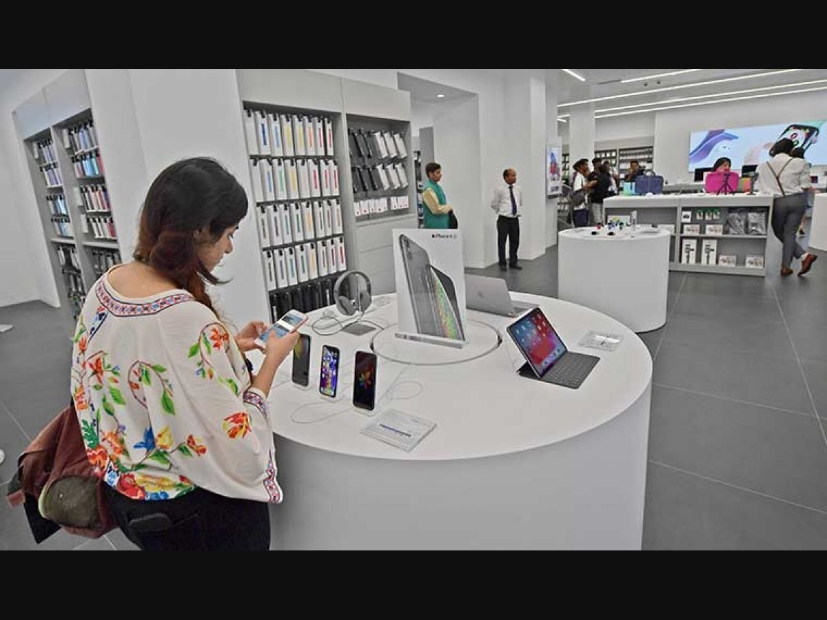 Karishma at the unveiling of Aptronix — the largest Apple Premium Reseller  store in India - Photogallery