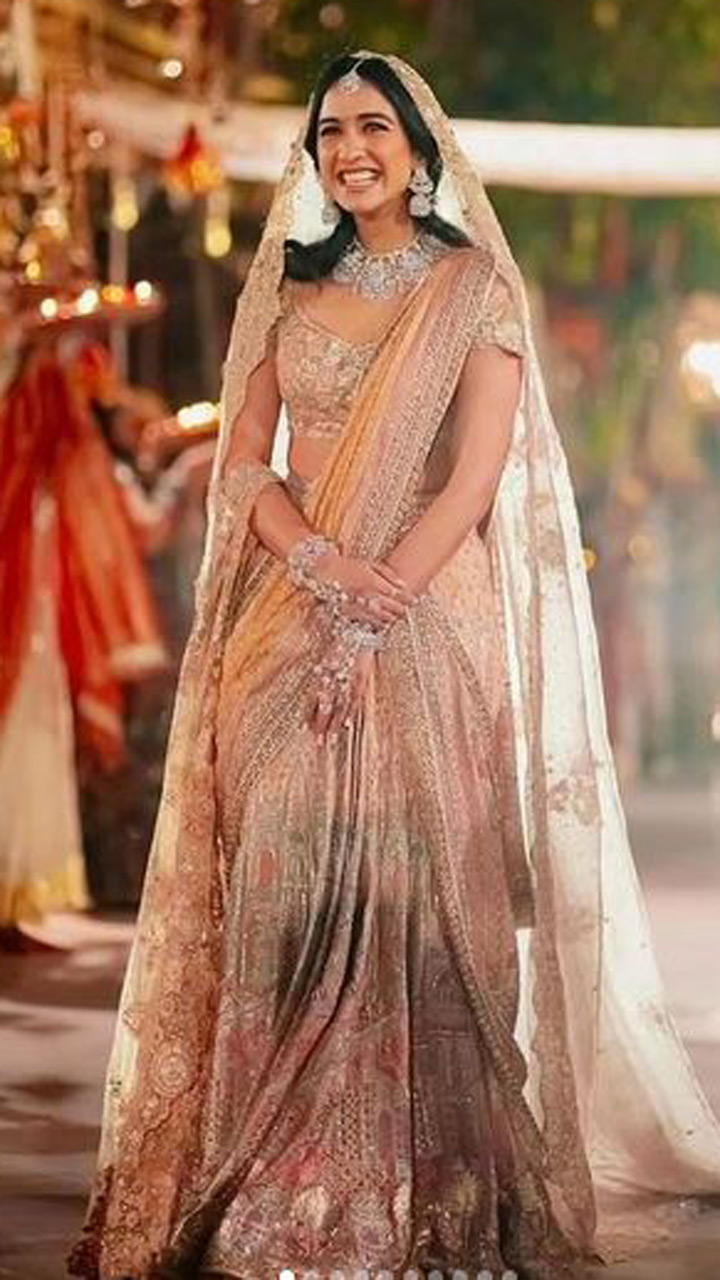 Here's a look at Nita Ambani's Royal Outfits From Akash Ambani And Shloka  Mehta's Wedding That Stole The Show - HungryBoo | Royal outfits, Bridal  lehenga red, Nita ambani