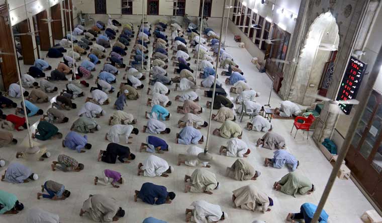 Top Saudi religious body urges Muslims to pray at home for 