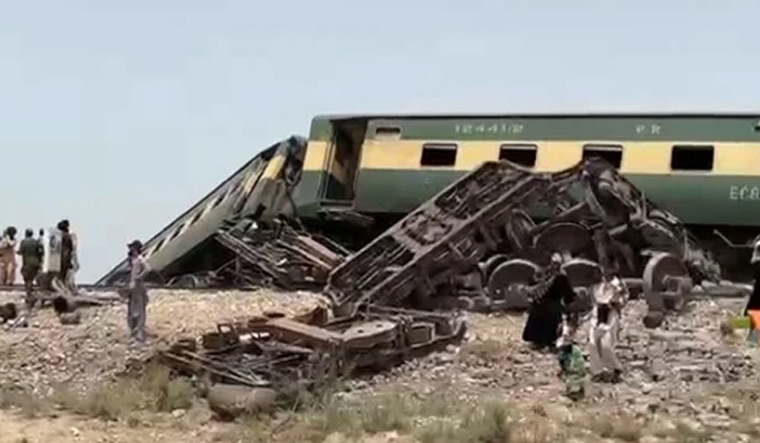 At Least 15 Dead As Passenger Train Derails In Pakistan The Week 