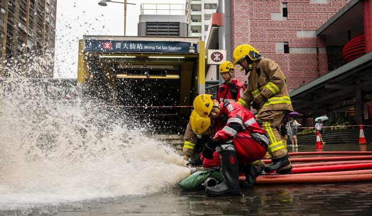 Rain pouring onto Hong Kong and southern China floods city streets ...