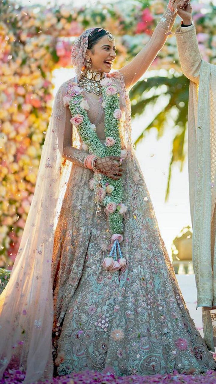 Bollywood actress Anushka Sharma at marriage receiption at Mumbai | Indian  bridal dress, Golden bridal lehenga, Indian bridal fashion